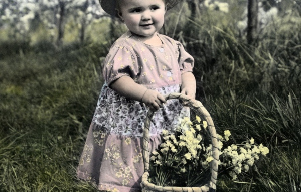 Малышка с цветами