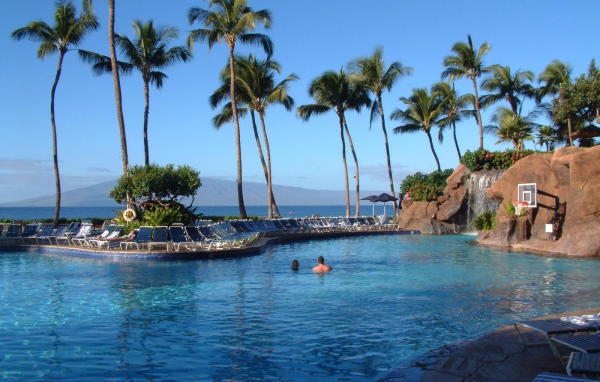 Бассейн у отеля