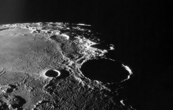 Лунная поверхность