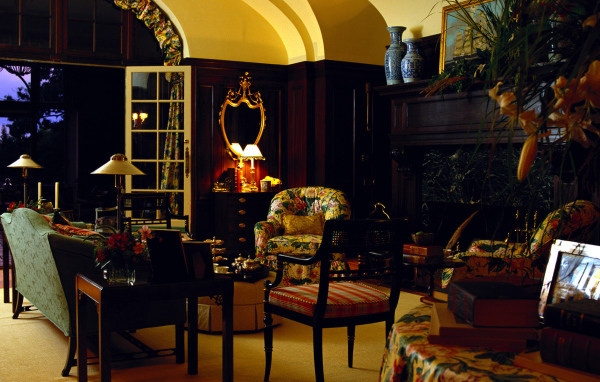 Каминная комната с выходом на террасу