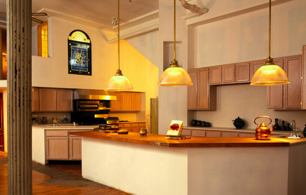 Большая светлая кухня