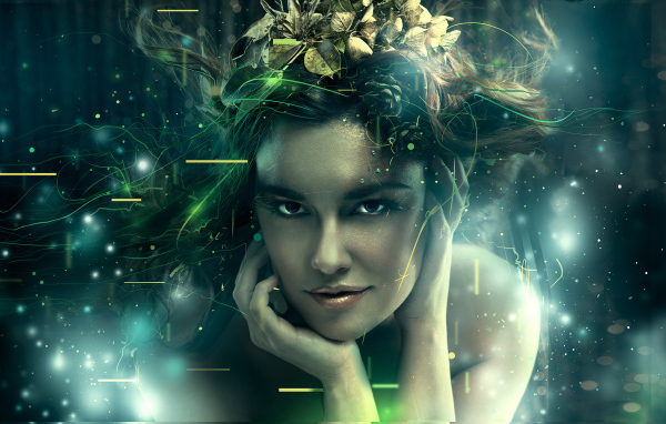 Девушка с венком в волосах