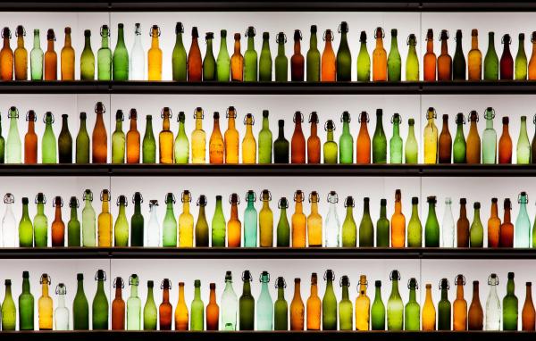 Бутылки на полках