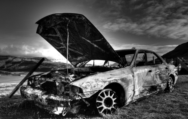 Старая сгоревшая машина