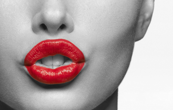 Красная помада на губах