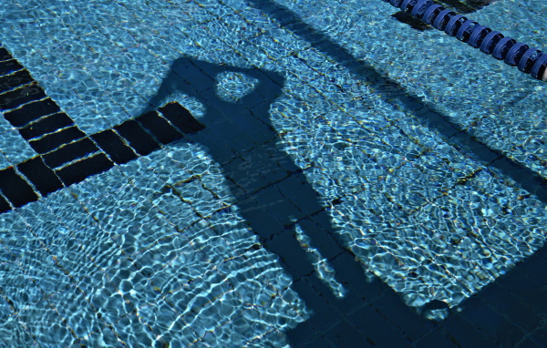 Тень в бассейне