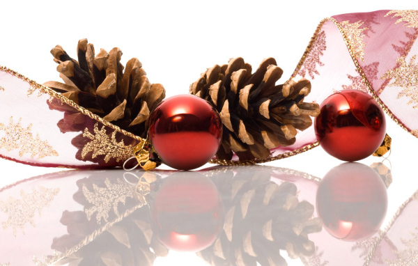 Стеклянные шары и шишки