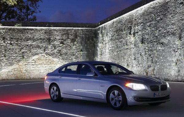 БМВ 5 серии окруженный стеной