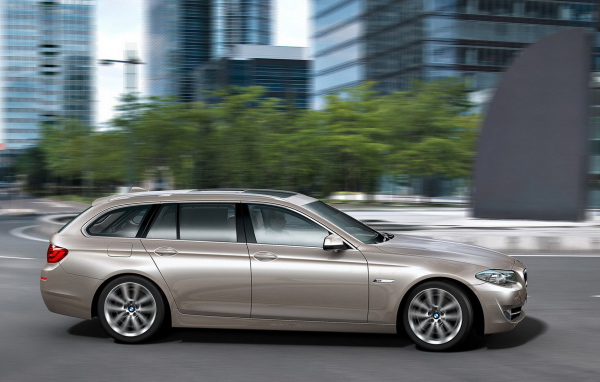 БМВ 5 Серии двигаясь по городу