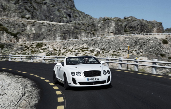 Бентли Континенталь СуперСпорт в движении по горной дороге