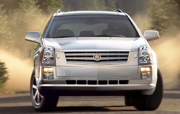 Кадиллак СРХ в лесном массиве
