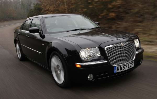 мощный Крайслер 300С