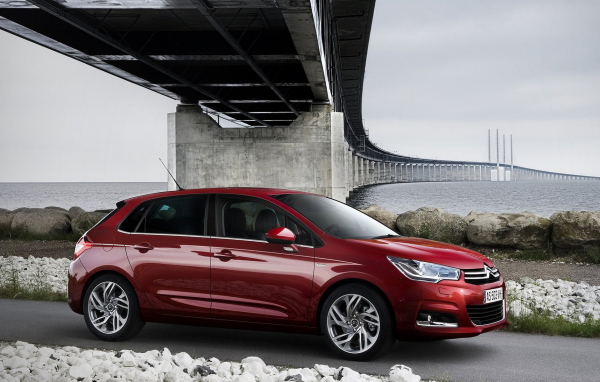 Ситроен С4 под мостом