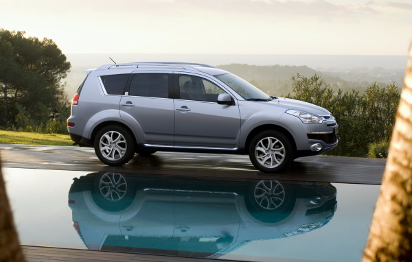 Ситроен С Кроссер возле бассейна