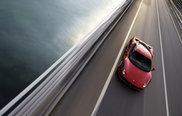 Феррари 458 Италия в движение по трассе