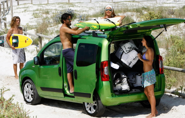 Фиат Фиорино рызграужаясь на пляже