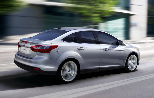 Форд Фокус Седан в движении 2011