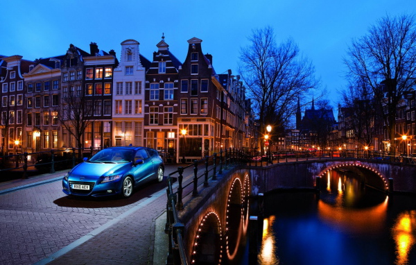 Хонда СR-Z в вечернем городе