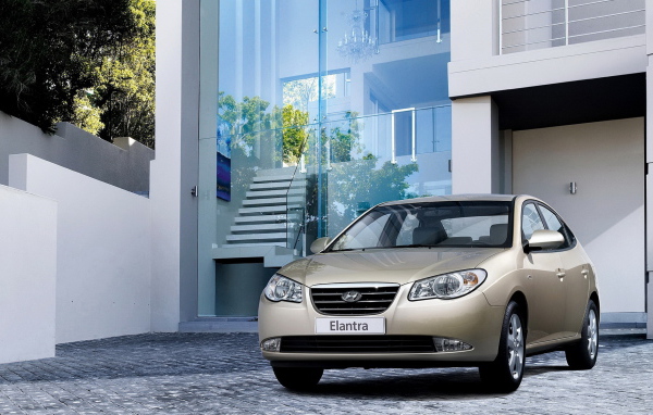 Хендай Элантра во дворе