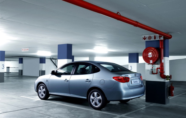 Хендай Элантра в подземном гараже