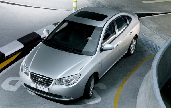 Хендай Элантра выезжая из паркинга