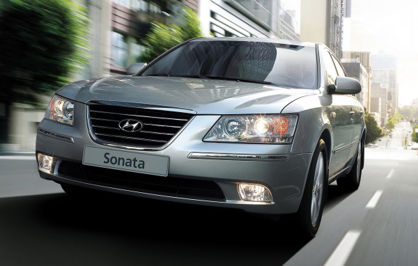 Хендай Соната 5 серии в движении