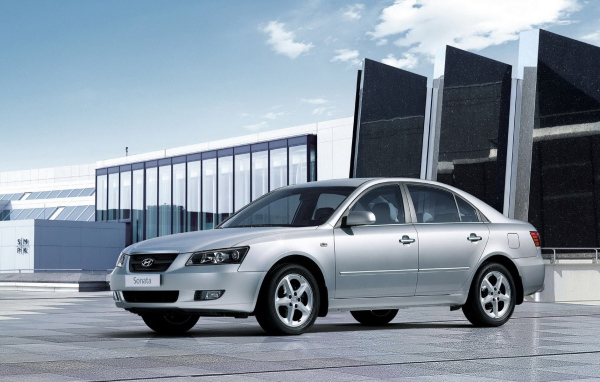 Хендай Соната на паркинге