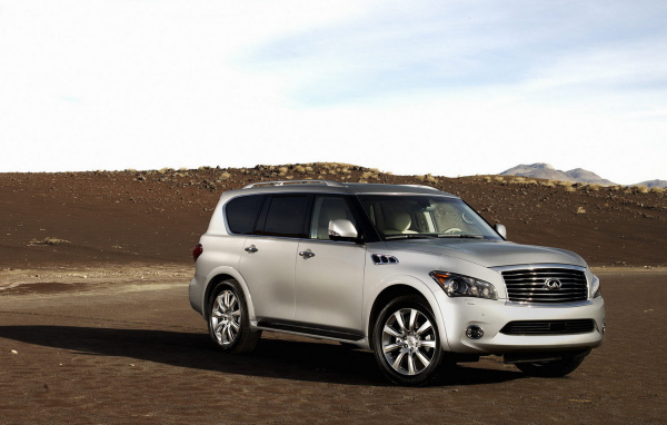 Инфинити QX в пустыне