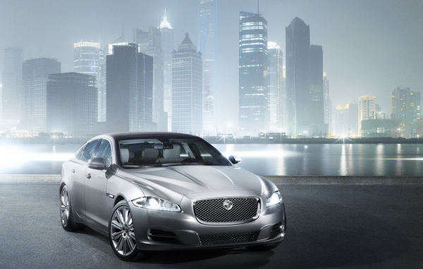 Jaguar XJ на фоне города