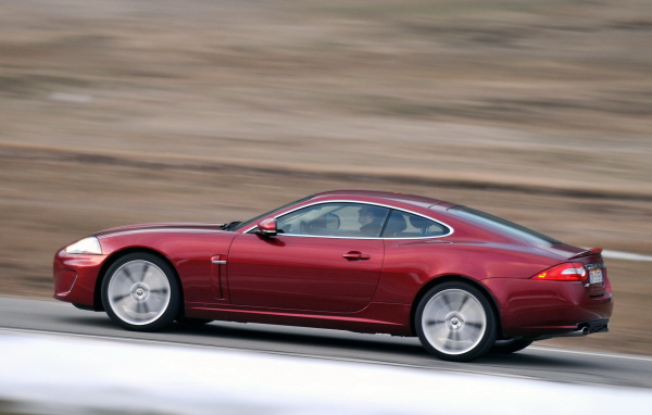 Ягуар XK в движении