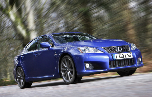 Лекcус IS-F в движении