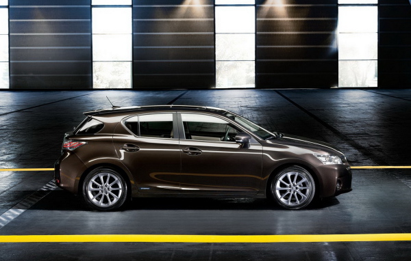 Лексус CT 200h