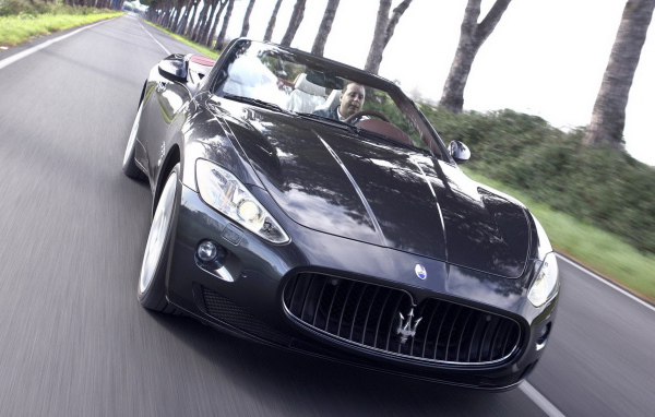 Мазерати ГранКабрио движение в даль