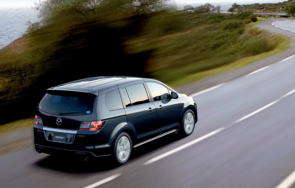 Мазда MПВ движение вперед