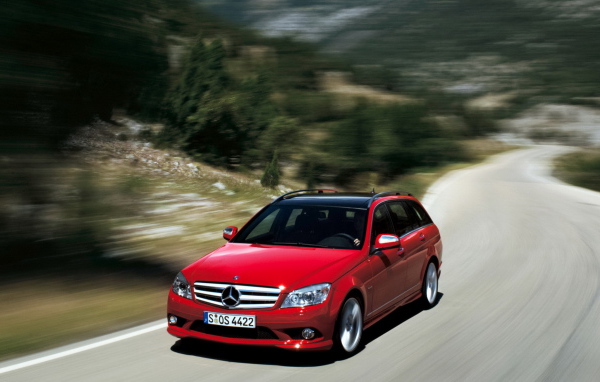 Mercedes Benz C 350 Estate на вьющейся дороге