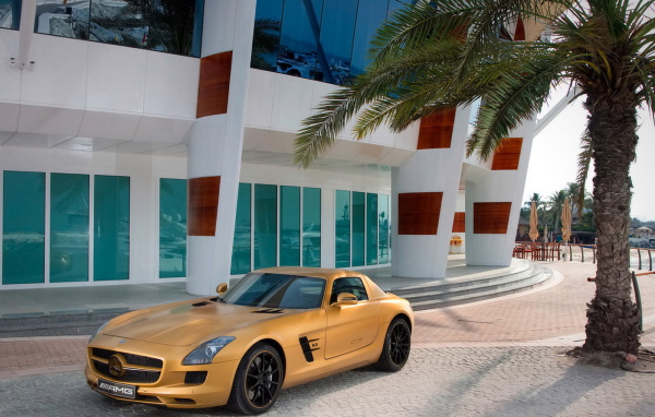 Mercedes Benz SLS AMG Desert Gold при входе