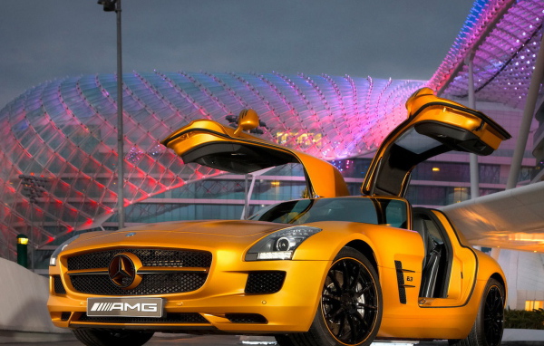 Benz SLS AMG Desert Gold с широко раскрытыми крыльями