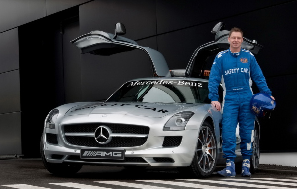 Mercedes Benz SLS AMG F1 перед треком