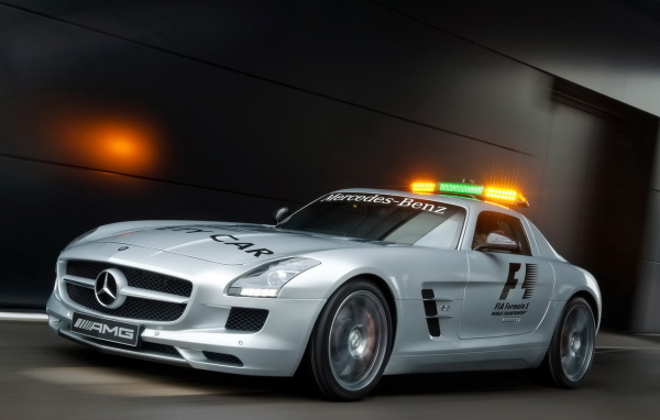 Mercedes Benz SLS AMG F1 выезжая с паркинга