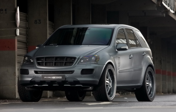 Мерседес Бенц МЛ 500 Ураниум в тени здания