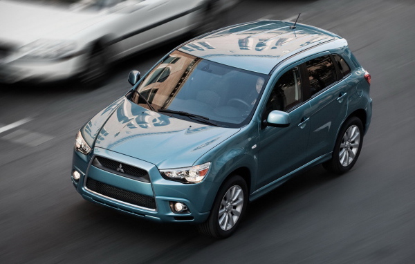 Митсубиши CUV движение по улице