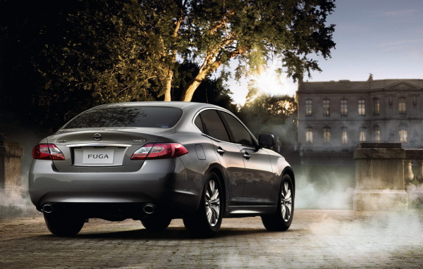 Nissan Fuga в загородном поместье