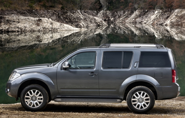 Ниссан Патфиндер возле озера