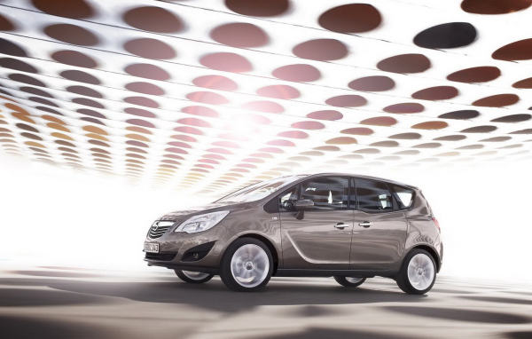 Опель Мерива в движении