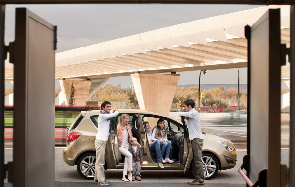 Опель Мерива открывая все двери