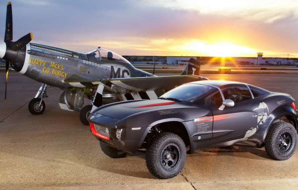 Local Motors Rally на фоне самолета