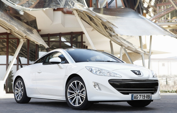 Пежо RCZ в белом цвете