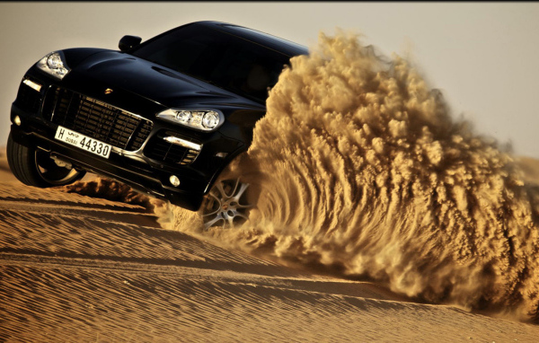 Черный Porsche Cayenne дрифт