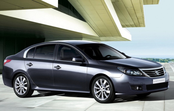 современный седан Renault-Latitude