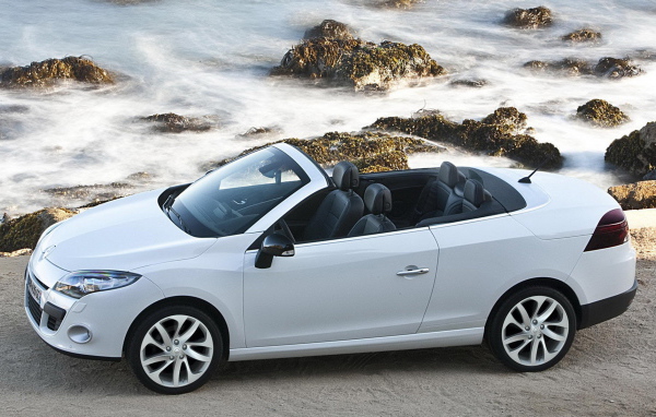 Рено Меган Купе Кабриолет двигаясь параллельно волнам